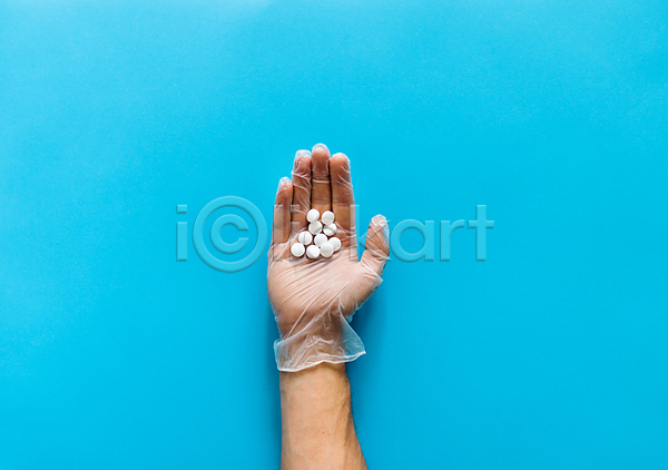 신체부위 JPG 포토 해외이미지 건강 백그라운드 비닐장갑 비타민제 손 알약 약 카피스페이스 파란배경