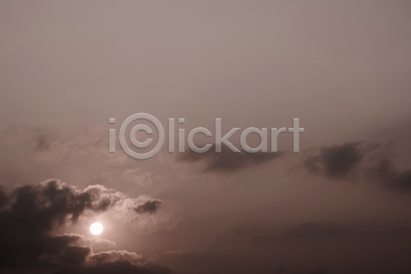 사람없음 JPG 포토 해외이미지 검은색 구름(자연) 백그라운드 빛 솜털 아침 야간 야외 여름(계절) 일몰 일출 자연 저녁 태양 풍경(경치) 하늘 햇빛 황혼 회색