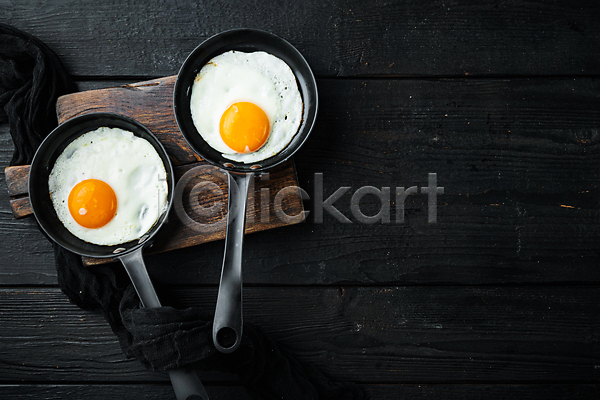 사람없음 JPG 포토 하이앵글 해외이미지 계란 계란요리 계란프라이 나무도마 음식 카피스페이스 프라이팬