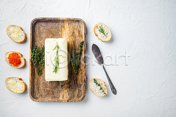 사람없음 JPG 포토 하이앵글 해외이미지 나무쟁반 바게트 버터 식재료 실내 허브 흰배경
