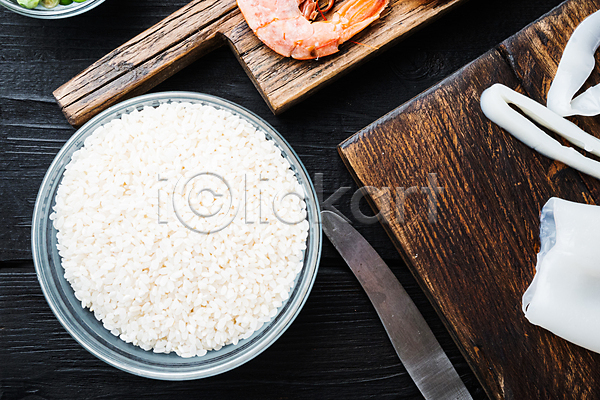 사람없음 JPG 근접촬영 포토 해외이미지 검은배경 나무도마 나이프 날것 백그라운드 새우 스페인요리 쌀 오징어 전통음식 접시 파에야 해산물