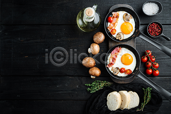 사람없음 JPG 포토 하이앵글 해외이미지 계란 계란요리 계란프라이 기름(음식) 나무도마 방울토마토 버섯 베이컨 브런치 빵 양송이 음식 카피스페이스 프라이팬