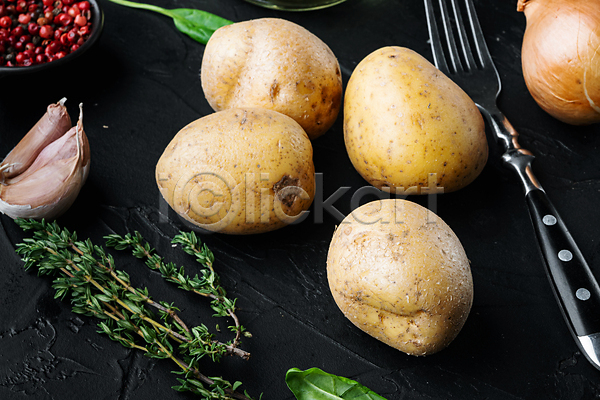 사람없음 JPG 포토 해외이미지 감자 검은배경 마늘 식재료 실내 포크 허브