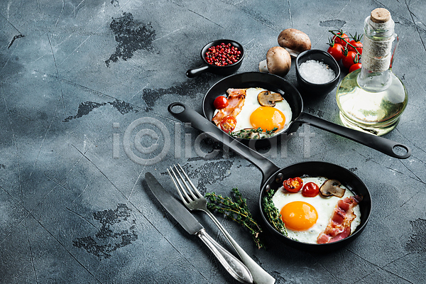 사람없음 JPG 포토 해외이미지 계란 계란요리 계란프라이 기름(음식) 나이프 방울토마토 버섯 베이컨 브런치 양송이 음식 포크 프라이팬 허브