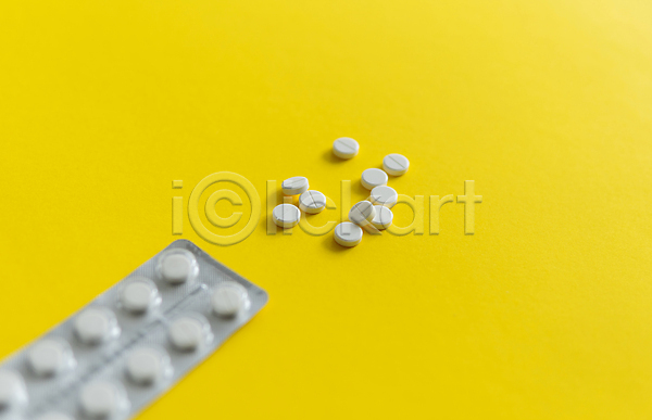 사람없음 JPG 포토 해외이미지 건강 노란배경 백그라운드 비타민제 알약 약 은박지 카피스페이스 포장