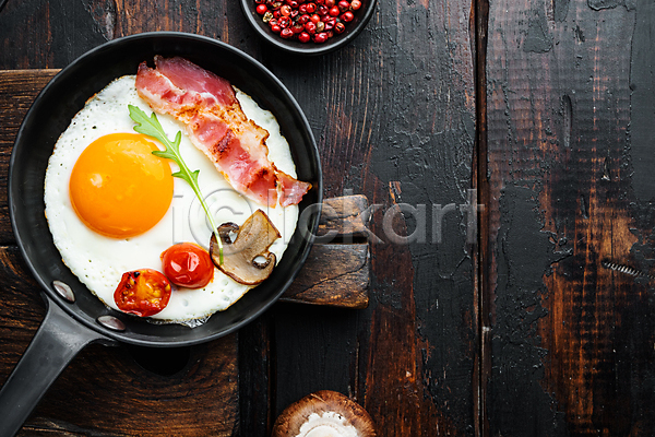 사람없음 JPG 포토 하이앵글 해외이미지 계란 계란요리 계란프라이 방울토마토 버섯 베이컨 브런치 양송이 음식 채소 카피스페이스 프라이팬