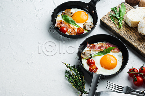 사람없음 JPG 포토 하이앵글 해외이미지 계란 계란요리 계란프라이 방울토마토 버섯 베이컨 브런치 빵 양송이 음식 채소 카피스페이스 프라이팬 허브