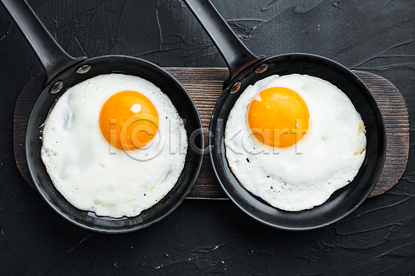 사람없음 JPG 포토 하이앵글 해외이미지 계란 계란요리 계란프라이 나무도마 음식 프라이팬