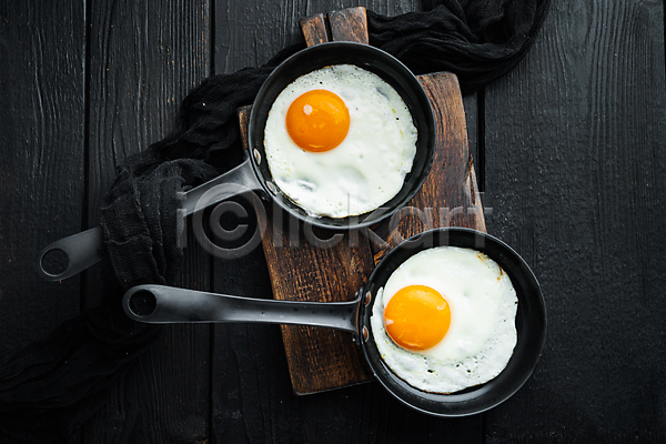 사람없음 JPG 포토 하이앵글 해외이미지 계란 계란요리 계란프라이 나무도마 음식 프라이팬