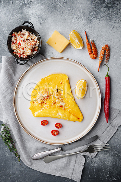 사람없음 JPG 포토 하이앵글 해외이미지 게살 계란 계란요리 고추 나이프 레몬 오믈렛 음식 집게발 천(직물) 치즈 포크 허브