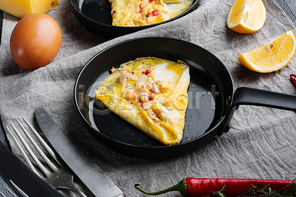 사람없음 JPG 포토 하이앵글 해외이미지 계란 계란요리 고추 나이프 레몬 오믈렛 음식 천(직물) 포크