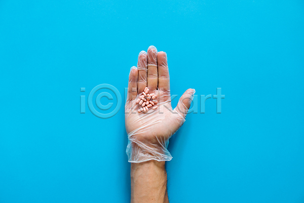 신체부위 JPG 포토 해외이미지 건강 백그라운드 비닐장갑 비타민제 손 알약 약 카피스페이스 파란배경