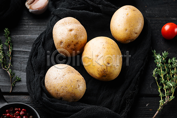 사람없음 JPG 포토 해외이미지 감자 검은배경 식재료 실내 여러개 허브