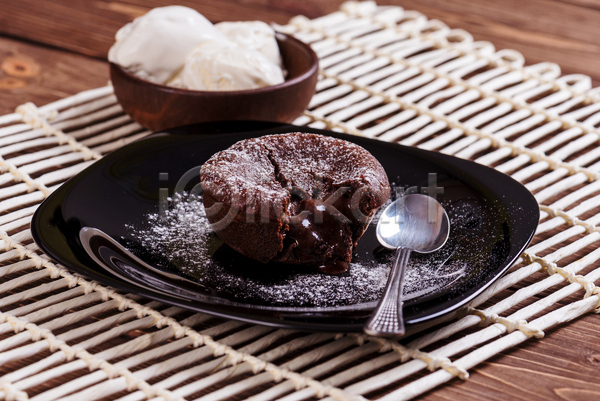 달콤 흐름 사람없음 JPG 포토 해외이미지 그릇 숟가락 슈가파우더 실내 아이스크림 접시 퐁당오쇼콜라