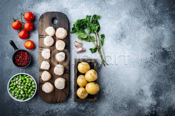 사람없음 JPG 포토 하이앵글 해외이미지 가리비 감자 관자 방울토마토 식재료 실내 완두콩 일렬 조개 회색배경