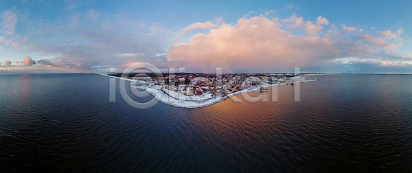 추위 사람없음 JPG 포토 해외이미지 가로 겨울 교통시설 낚시 네덜란드 도시 드론 등대 마을 맑음 물 빛 섬 수평선 여행 유럽 일출 저녁 전통 조감도 조명 주택 타운 탑 파란색 풍경 항구 항해 해외포토 황혼 휴가 흰색