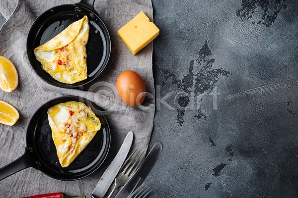 사람없음 JPG 포토 하이앵글 해외이미지 계란 계란요리 나이프 레몬 오믈렛 음식 천(직물) 치즈 포크