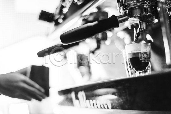 신체부위 JPG 아웃포커스 포토 해외이미지 흑백 들기 손 실내 에스프레소 에스프레소머신 추출 커피 커피메이커 컵