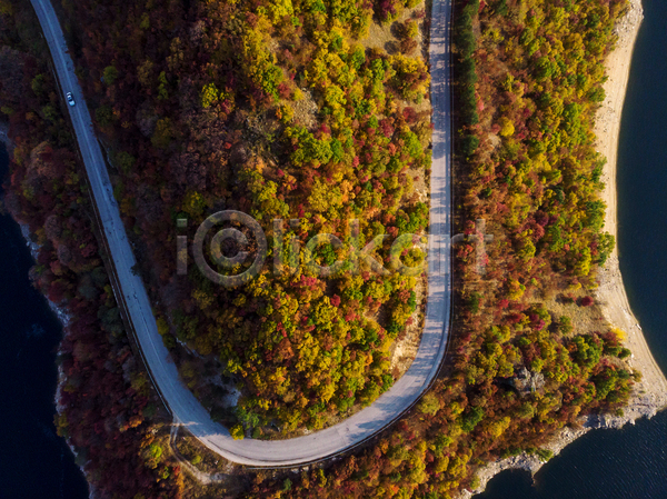 사람없음 JPG 포토 항공촬영 해외이미지 길 나무 내추럴 단풍 도로 숲 야외 여행 자연 커브길 풍경(경치) 하늘 해변