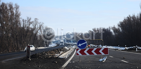 보호 위험 함께함 사람없음 JPG 실루엣 포토 해외이미지 2 경고 그림 노동자 도로 도로표지판 모바일 바닥 보안 사막 사인 산업 서비스 속도 수리 안전 여행 오렌지 원형 유지 자동차 장애물 정보 조절 책장 태양 파란색 한계 해외포토 화살 휴대용