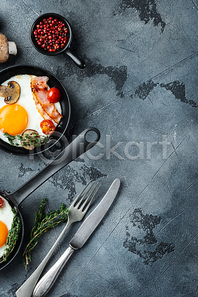 사람없음 JPG 포토 하이앵글 해외이미지 계란 계란요리 계란프라이 나이프 방울토마토 버섯 베이컨 브런치 양송이 음식 카피스페이스 포크 프라이팬 허브
