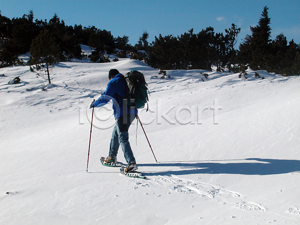 남자 성인 성인남자한명만 한명 JPG 옆모습 포토 해외이미지 걷기 겨울 겨울풍경 눈내림 등산 등산스틱 산 설산 설피 야외 잡기 전신 주간 하이킹