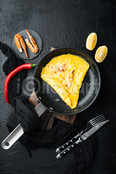 사람없음 JPG 포토 하이앵글 해외이미지 계란 계란요리 고추 나이프 레몬 오믈렛 음식 집게발 천(직물) 포크 프라이팬