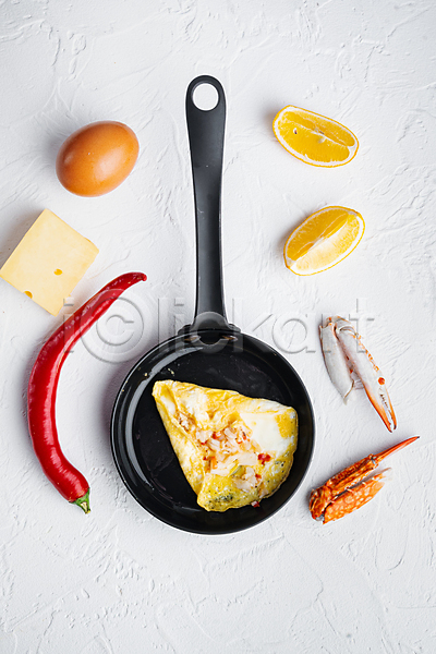 사람없음 JPG 포토 하이앵글 해외이미지 계란 계란요리 고추 레몬 오믈렛 음식 집게발 치즈 프라이팬