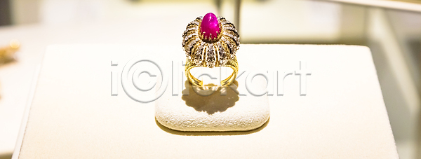 고급 우아함 클래식 사람없음 JPG 포토 해외이미지 결혼 결혼식 고립 노란색 다이아몬드 루비 바위 반지 보물 보석 빛 빛망울 빨간색 선물 약혼 옛날 유행 은색 장식 재산 전통 크리스탈 투명 해외포토 핸드메이드 황금 흰색