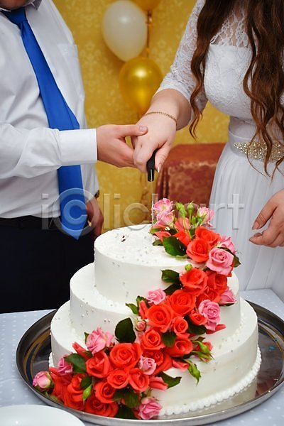 남자 두명 성인 성인만 여자 JPG 포토 해외이미지 결혼 꽃 빵칼 상반신 손잡기 웨딩케이크 자르기 장식 케이크