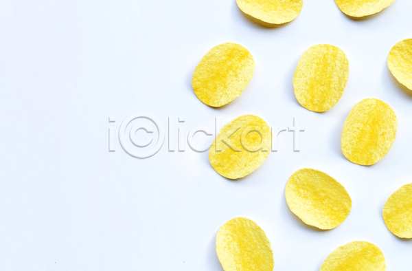 사람없음 JPG 포토 하이앵글 해외이미지 감자칩 과자 실내 짠맛 카피스페이스 패턴 흰배경