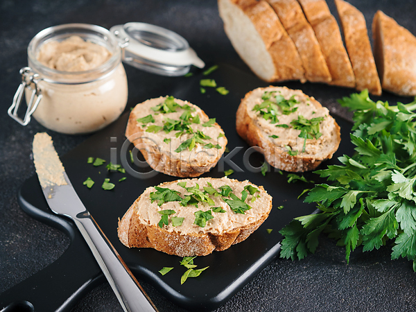 사람없음 JPG 포토 해외이미지 도마(주방용품) 바게트 병(담는) 빵 스프레드(음식) 잼나이프 조각 탁자 파슬리