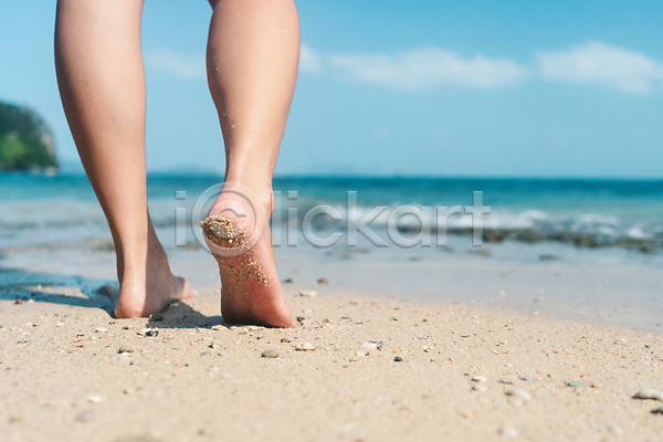산책 휴식 사람 사람없음 여자 JPG 포토 해외이미지 라이프스타일 맨발 모래 물 바다 야외 양발 여름(계절) 여행 자연 휴가