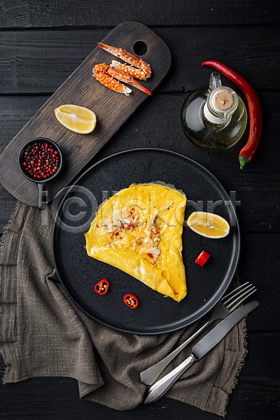 사람없음 JPG 포토 하이앵글 해외이미지 계란 계란요리 고추 기름(음식) 나무도마 나이프 레몬 오믈렛 음식 접시 집게발 천(직물) 포크