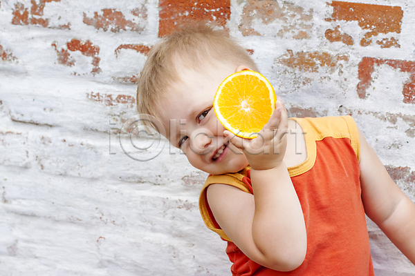 달콤 남자 소년 소년한명만 어린이 한명 JPG 앞모습 포토 해외이미지 들기 먹기 벽돌 상반신 오렌지 주황색