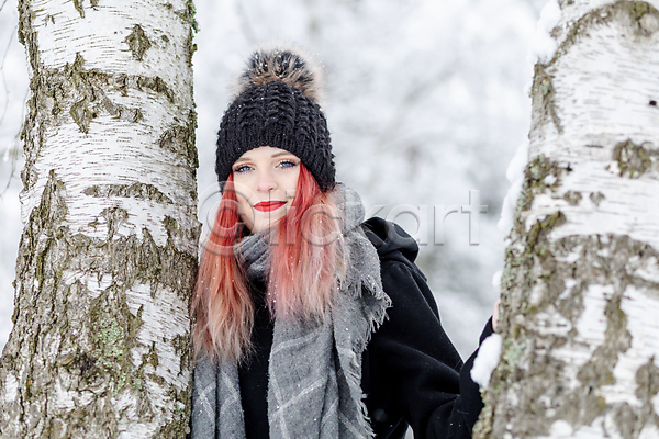 추위 행복 백인 사람 성인 여자 한명 JPG 포토 해외이미지 겨울 계절 긍정 나무 라이프스타일 모델 백그라운드 뷰티 빨간머리 빨간색 서리 스타일 야외 얼굴 옷 유행 자연 자작나무 포즈 휴가 흰색