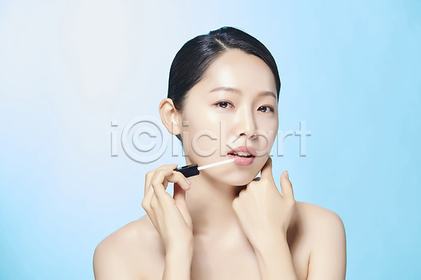 깨끗함 20대 성인 성인여자한명만 여자 한국인 한명 JPG 앞모습 포토 누끼 들기 립글로스 미소(표정) 뷰티 상반신 스튜디오촬영 실내 의료성형뷰티 파란배경 화장