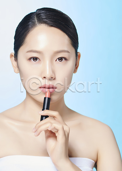 깨끗함 20대 성인 성인여자한명만 여자 한국인 한명 JPG 앞모습 포토 누끼 들기 립스틱 뷰티 상반신 스튜디오촬영 실내 의료성형뷰티 파란배경 화장