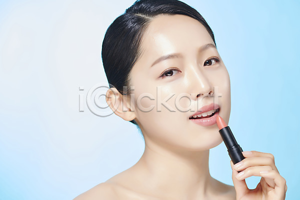깨끗함 20대 성인 성인여자한명만 여자 한국인 한명 JPG 앞모습 포토 누끼 들기 립스틱 미소(표정) 뷰티 상반신 스튜디오촬영 실내 의료성형뷰티 파란배경 화장