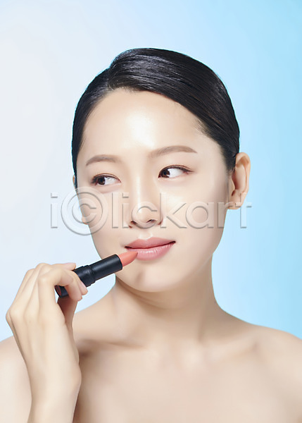 깨끗함 20대 성인 성인여자한명만 여자 한국인 한명 JPG 앞모습 포토 누끼 들기 립스틱 미소(표정) 뷰티 상반신 스튜디오촬영 실내 의료성형뷰티 파란배경 화장