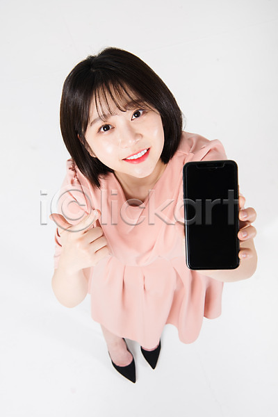 즐거움 20대 성인 성인여자한명만 여자 한국인 한명 JPG 앞모습 포토 하이앵글 가리킴 누끼 들기 미소(표정) 서기 세일 쇼핑 스마트폰 스튜디오촬영 실내 올려보기 전신 정장 흰배경