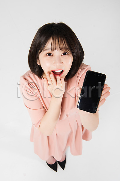 기쁨 즐거움 20대 성인 성인여자한명만 여자 한국인 한명 JPG 앞모습 포토 하이앵글 놀람 누끼 들기 미소(표정) 서기 세일 쇼핑 스마트폰 스튜디오촬영 실내 올려보기 전신 정장 흰배경