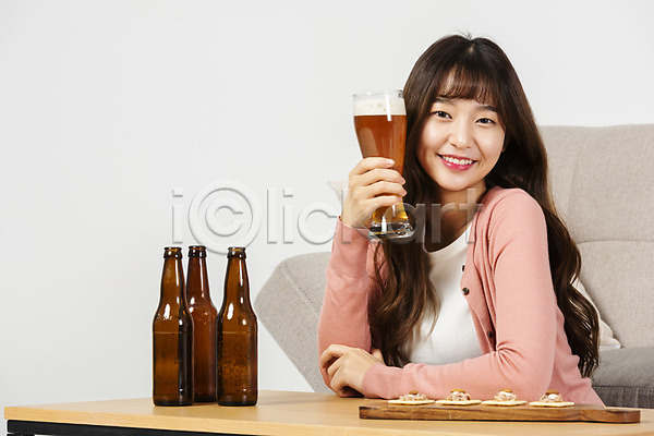 청춘(젊음) 20대 성인 성인여자한명만 여자 한국인 한명 JPG 앞모습 포토 대학생 들기 맥주 맥주잔 미소(표정) 상반신 소파 소확행 스튜디오촬영 실내 싱글라이프 안주 앉기 우먼라이프 탁자 혼족 홈술