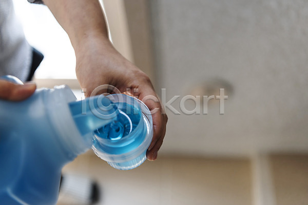 깨끗함 40대 신체부위 여자 중년 한국인 JPG 포토 가사 들기 붓기 빨래 빨래세제 세제 세탁용품 손 실내 주부 청결 한손