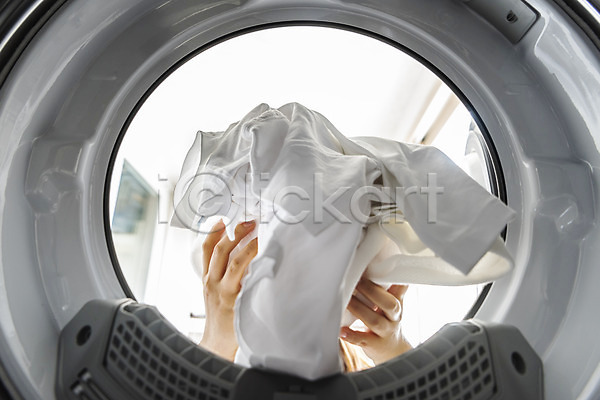 깨끗함 40대 신체부위 여자 JPG 근접촬영 로우앵글 포토 가사 넣기 드럼세탁기 빨래 빨랫감 세탁기 세탁용품 손 수건 실내 주부 청결 한손