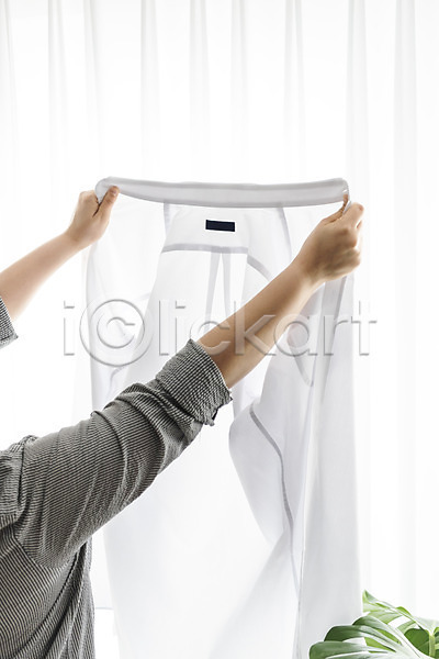 깨끗함 40대 신체부위 여자 중년 한국인 JPG 포토 가사 들기 빨래 세탁용품 손 실내 와이셔츠 주부 청결 확인