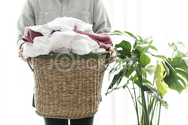깨끗함 40대 여자 중년 한국인 JPG 앞모습 포토 가사 들기 빨래 빨래바구니 빨랫감 상반신 세탁용품 식물 실내 주부 청결