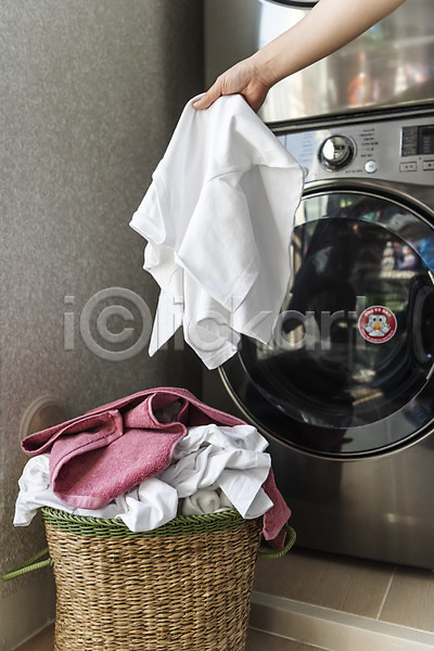 깨끗함 40대 신체부위 여자 중년 한국인 JPG 포토 가사 들기 빨래 빨래바구니 빨랫감 세탁기 세탁용품 손 실내 주부 청결