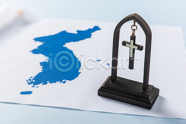 사람없음 JPG 포토 기도 기독교 남한 북한 숭배 스튜디오촬영 실내 십자가 예배 오브젝트 종교 찬양 통일 파란배경 파란색 한반도 한반도기 흰색