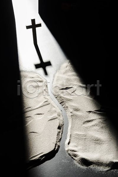 사람없음 JPG 포토 검은색 그림자 기독교 길 모래 빛 스튜디오촬영 실내 십자가 안내 오브젝트 종교